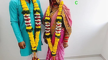 Após cerimônia indiana, cunhado fode cunhada de conchinha invertida