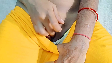 Amantes indianos excêntricos mijam um no outro na cama