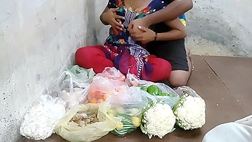 Em vez de vender legumes, desi safada fode rápido com cliente