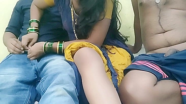 Esposa indiana safada fudida pelo devar na frente do marido obediente