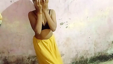 Beleza indiana virgem deda a bucetinha molhada na parede