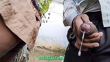 Tia desi arrombada de quatro em pé no pornô indiano outdoor