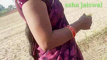 Durante passeio, tia indiana arranja tempo pra foda rápida com cunhado