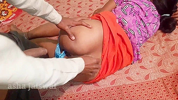 Bhabhi tem o cu coberto de porra após foda intensa na cama