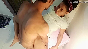 Cunhada indiana peituda abre as pernas e leva uma boa foda