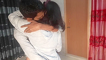 Deusa pornô indiana provoca cunhado com a buceta e tetas naturais