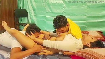 Bhabhi desi tem tetas e buceta adoradas por dois colegas tarados