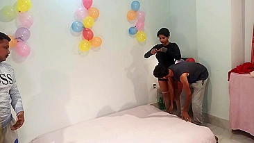 Irmã-de-lei indiana burra satisfaz dois caras fãs dos seus peitões