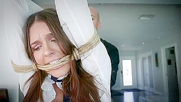 Vídeo de sexo forçado - Padre louco fode aluna amarrada