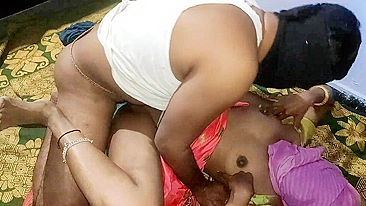 Esposa desi bonita curte foda de quatro com marido mandão