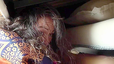 Bhabhi fica presa debaixo da cama e é fodida pelo devar indiano