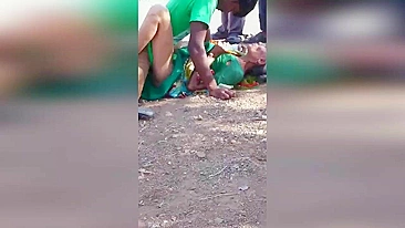 Pornô indiano taboo: três garotos estupram a tia da vila no campo