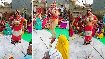 Tia indiana velha dançando e exibindo peitos ao ar livre em Mohali