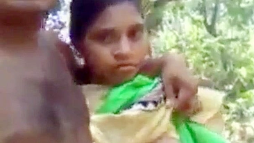 Irmão desi deda buceta da irmã safada ao ar livre - porno MMS