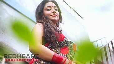 NuFlix: Bhabhi Quente de Sari Mostrando as Coisas