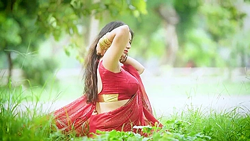 NuFlix Filmes: Bhabhi Gostosa de Sari Vermelho Mostrando Tudo