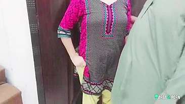 NuFlix: Fantasia de empregada indiana realizada com voz hindi clara