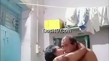 Bhabhi pobre da vila fode chefe no estoque, pornô indiano