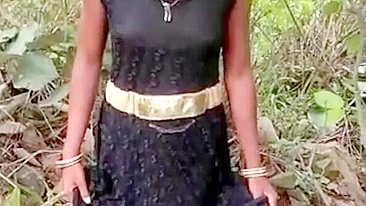 Vídeo de sexo forçado! Universitária indiana magrinha tira a roupa!