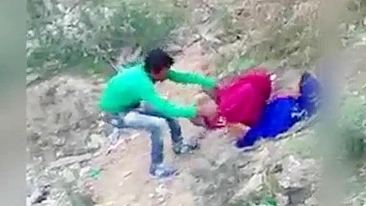 Esposa puta traindo é pega fodendo com o namorado nas ruínas do castelo