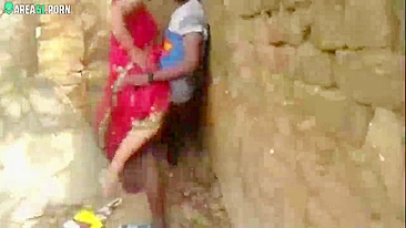 Bhabhi safada seduz devar ao ar livre! Esposa traidora pega no flagra por garoto local