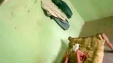 Tem uma janela pela qual voyeur indiano filma vídeo pego