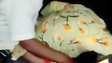 Motorista dá carona de pau pro amante indiano no carro e é pego