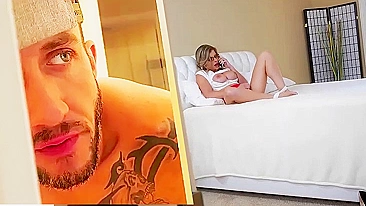 Mamãe tarada pega se masturbando debaixo do cobertor pelo filho