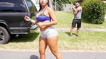 Mãe latina gostosa com peitões XXX fode com enteado barbudo