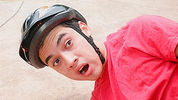 Pretinha cura ciclista machucado com ajuda da sua xota safada