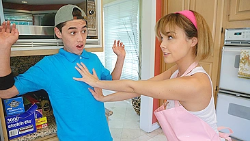 Irmã teen de corte bob arrasta garoto pra putaria na cozinha