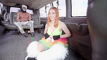 Ônibus pornô é onde ruiva branquinha ganha grana por sexo