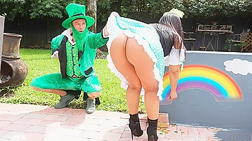 Bunda grande da latina atrai duende que esconde pau no buraco