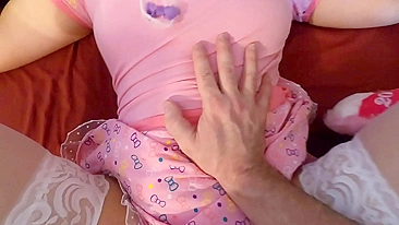 Pai safado enterra pau velho fundo na buceta virgem apertada da filha