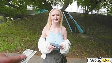 Caras pegam loira vadia de melões XXX enormes pra transa