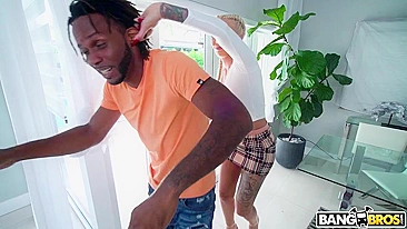 Mãe pune vizinho negro por espiar sua masturbação XXX