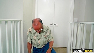 Dildo gigante dá prazer pra latina que ignora os caras