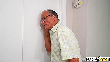 Vadia latina leva gozada na barriga após foder com padre velho