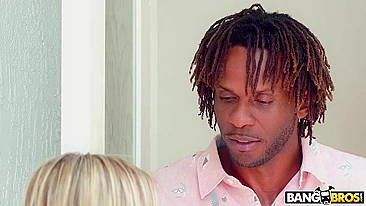 Vídeo interracial XXX de negão que adora peitões da visita