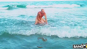 Rimming XXX da puta faz o cara gozar no rosto dela na praia