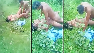 Amantes indianos tarados continuam fodendo mesmo pegos por voyeur