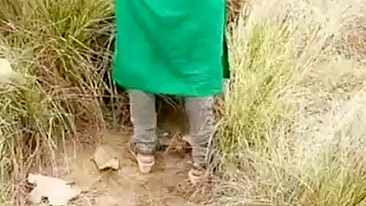 Cara passeia no campo e filma flagrante de casal indiano