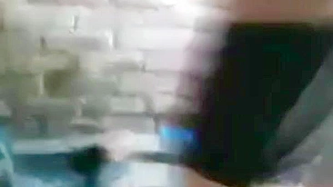 Garota indiana maravilhosa é pega mas continua lavando o corpinho jovem