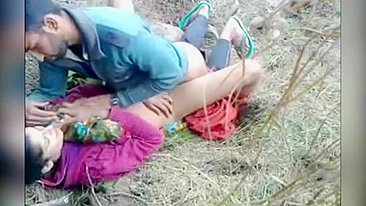 Câmera filma vídeo pegado de indiano fodendo puta em missionário