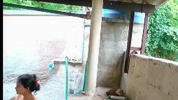 Vizinho filma escondido indiana no banho em vídeo pegadinha