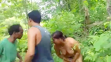 Esposa indiana nua e amantes são pegos na floresta