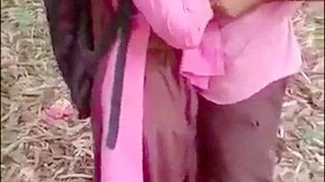 Casal indiano tá tão tarado que transa mesmo sendo pegos