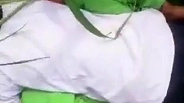 Amigos pegam indiana se masturbando e usam sua buceta safada