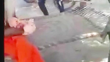 Velho indiano de barba branca e bhabhi pegos na câmera do celular