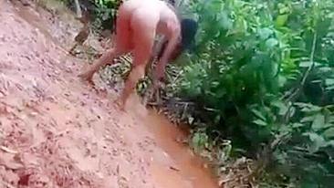 Vídeo amador flagra indiano fodendo namorada de quatro